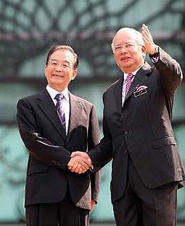 Najib and Wen pose for photographers outside the Prime Minister's Office in Putrajaya
