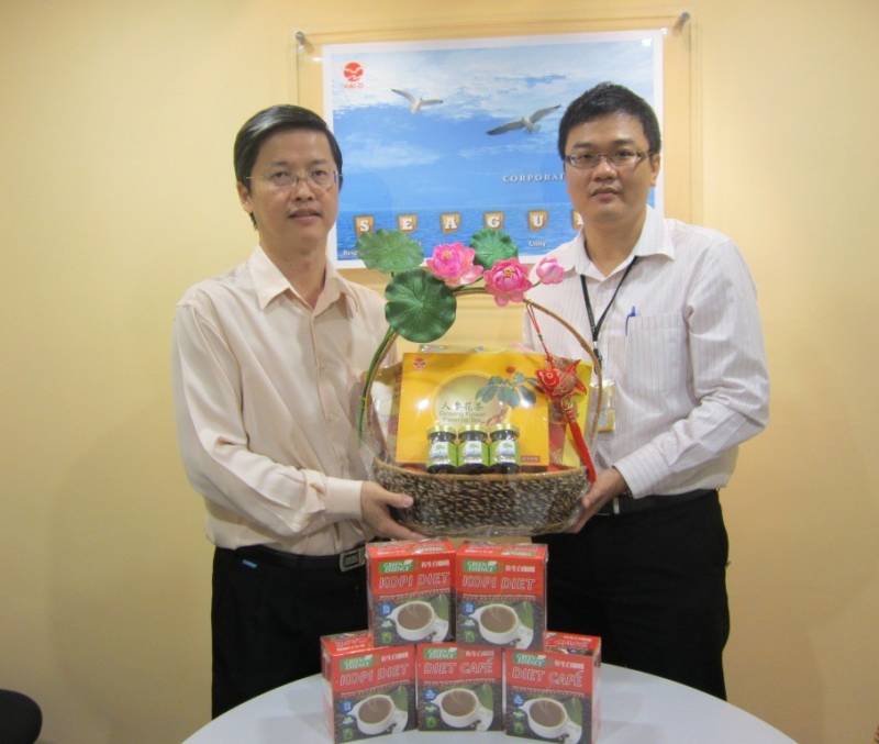 海鸥中心有限公司赞助绿保养生白咖啡和保健礼篮；左起：陈陆贵及星洲日报巴生滨海区经理郭富广。