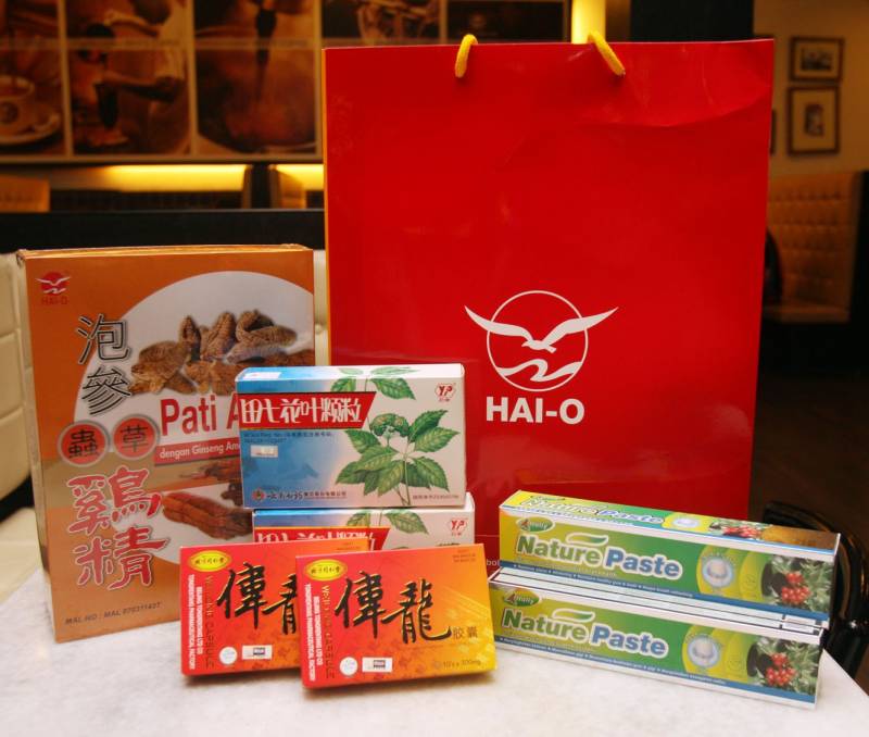 海鸥企业有限公司在慰劳宴赠送每人一份海鸥健康保健礼品。