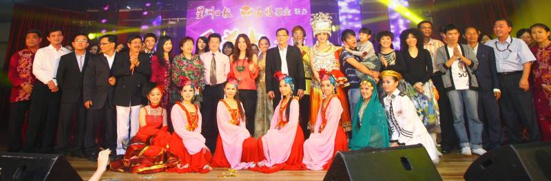 “爱华教义演”最後一场演出在芙蓉圆满结束，全体嘉宾和参演歌手大合照，明年再见。