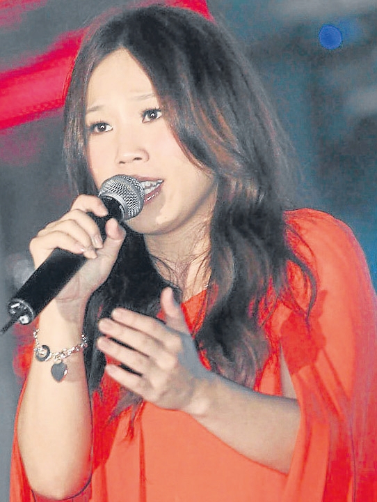 终於回到马来西亚宣传个人新专辑的星光7班总冠军李佳薇，首度在“爱华教”义演的活动中亮相。她於昨晚受邀到康乐华小二校献唱3首歌曲。
