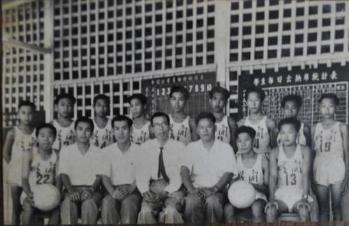 1953年开明学校篮球队与师长的合影，前排左二起为罗保华、黄锦波、朱孟堃校长和体育主任卢加添。