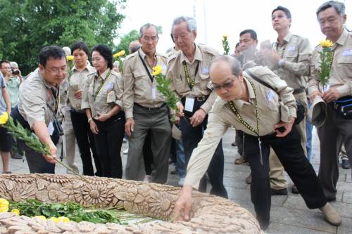 四驱万里行车队为南洋华侨机工回国抗日纪念碑献花。