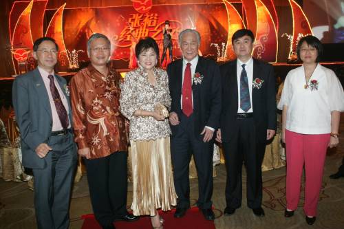 星洲日报总主笔罗正文（左2）到会祝贺，右起：周美芬、杨明、陈凯希、黄燕燕及周芝简（左）。
