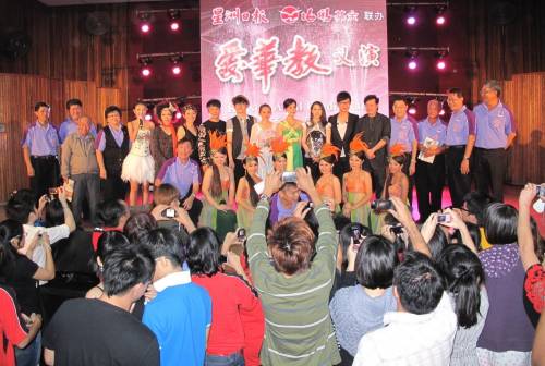 第二回合“爱华教”义演在广大民众热烈支持下成功举行，工委会及歌手感谢大家的爱护和支持。