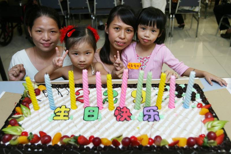 他们今年4岁，可是这却是我们两人首次庆祝生日。” 蔡瀞莹（左2）在母亲黄嫊淓（左）陪同下，与同年的黄恺欣（右）及其母亲陈桂红一起在大蛋糕前拍照留念。