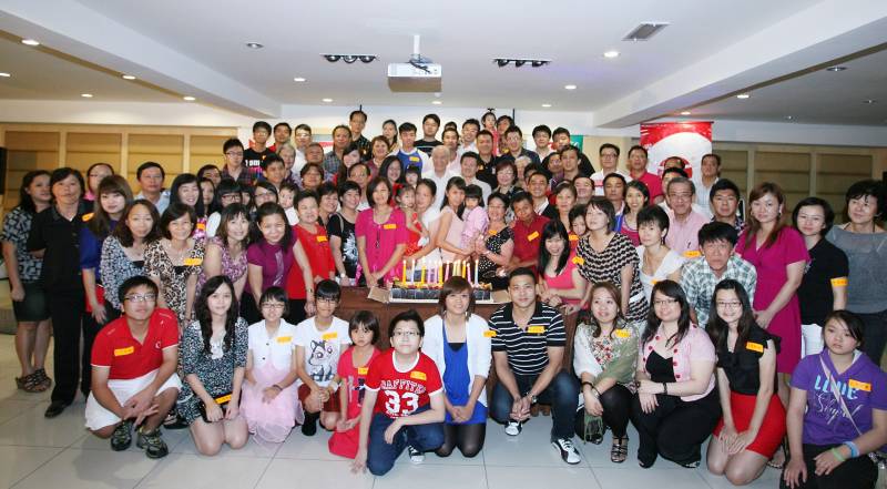 参与229生日派对的近百名寿星在吹熄生日蛋糕前集体大合照。