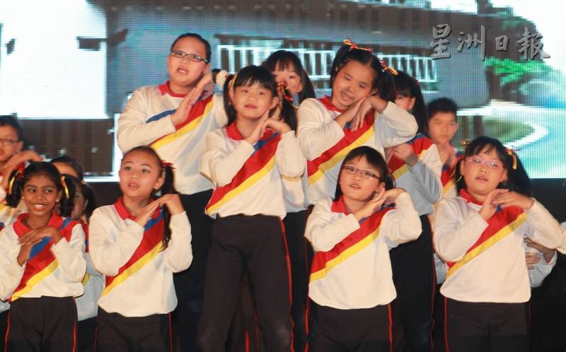 南开华小学生在筹款晚宴上呈献歌舞表演，以感谢社会人士慷慨捐献该校礼堂建设经费。
