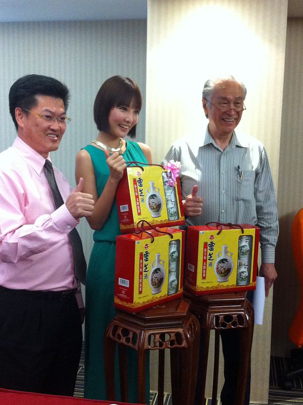 陈祈福（左起）、童冰玉及陈凯希一同推介精致的灵芝酒礼盒装。