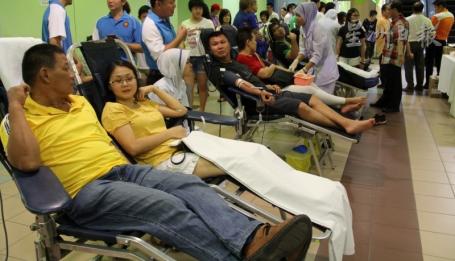 “爱心捐血运动”吸引许多华裔捐血，捐血者不乏年轻人。