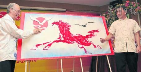 郭温和（右）现场作画，而陈凯希则在画作上贴上海鸥标誌。
