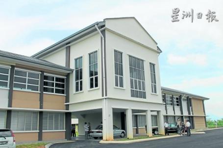 叻思华小新校舍虽然已经落成，但却依然拖欠发展商款项，内部设施也依然欠奉。