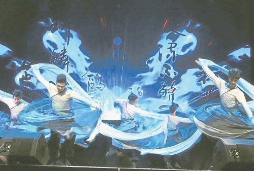 飘逸潇洒的古典男子群舞《水墨天书》以水袖和唯美的背景屏幕呈现刚柔并济的舞姿。