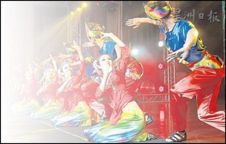 散发浓浓大马甘榜风情的《风筝情》舞蹈，由中国东方歌舞团盛情呈献。
