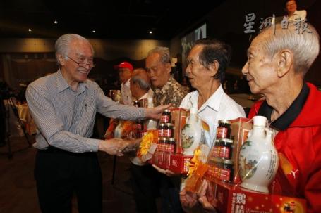 陈凯希（左一）赠送纪念品给37名来自全国凤凰友好联谊会、全国老友联谊会联委会及全国21世纪联谊会的80岁以上老成员，纪念他们多年的贡献。