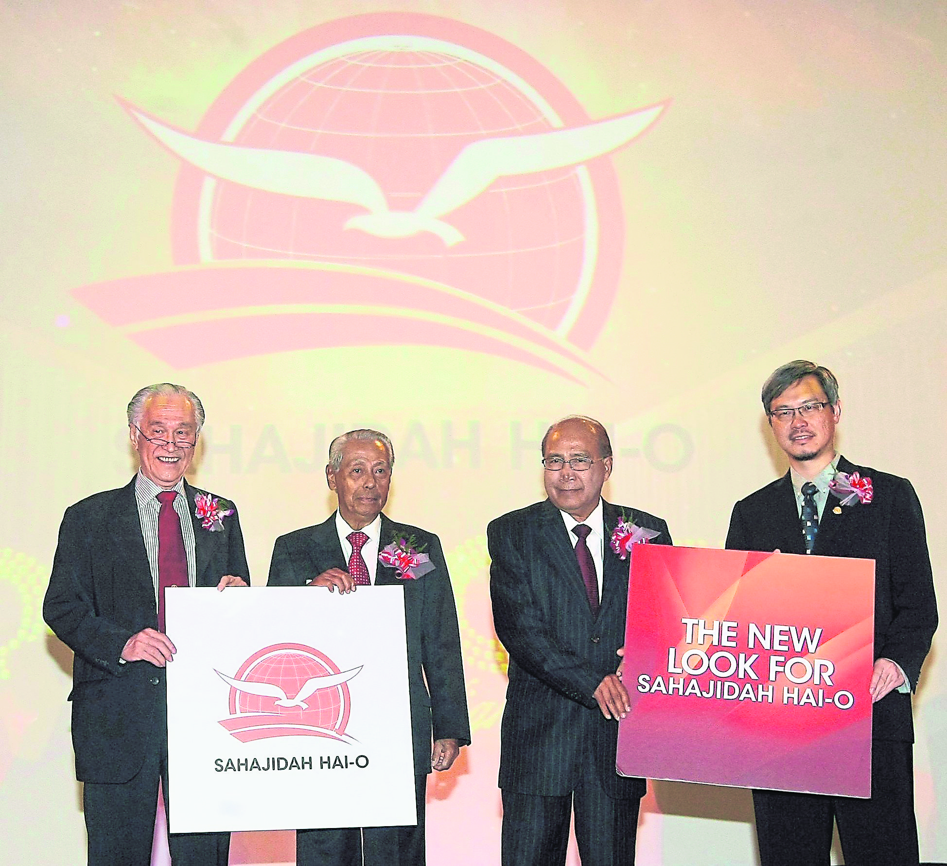 陈凯希（左起）、奥斯曼、旺阿末和陈景岗一同推介海鸥直销的新商标。