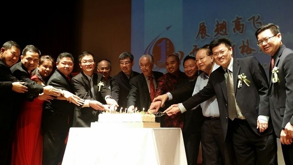 新加坡海鸥直销公司欢庆1周年纪念，右2为陈祈福。