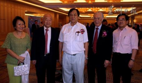张晓卿（中）祝贺陈凯希（右二）创立海鸥40年。右一为世华媒体集团执行董事黄泽荣；左起为丹斯里林玉唐及夫人潘斯里陈秋玲。