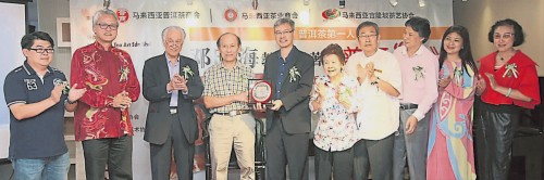 陈景岗（右六起）颁发普洱茶界的“最具奉献奖”予邓时海。左二起为刘俊光及陈凯希； 右五为陈秀英。