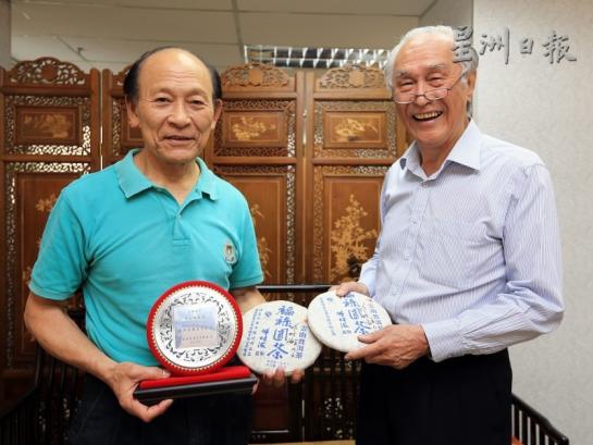 大马普洱茶商会顾问陈凯希（右）移交“普洱茶最具贡献奖”予邓时海。