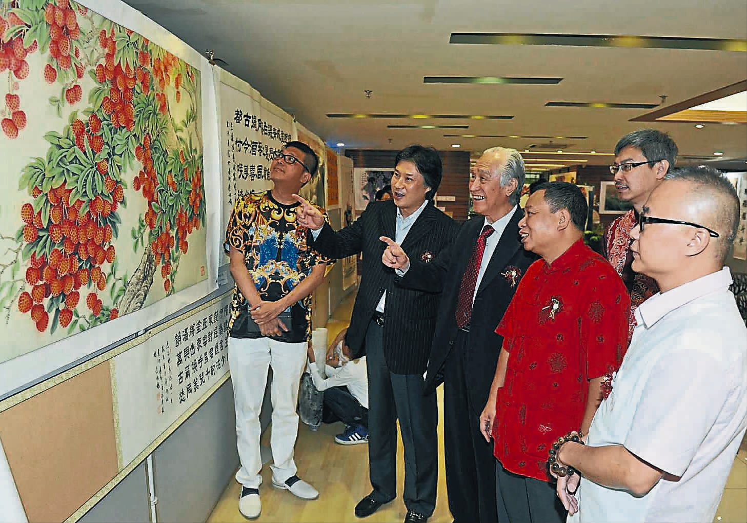 洪来喜（前排左起）、周斌、陈凯希、李传锡和陈国明一同观赏李传锡的荔枝画，后排为陈景岗。