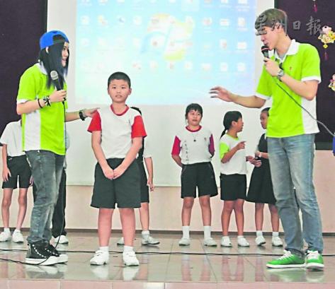 学生在瓜雪巴西不南邦启智华小“爱华教义演”造势活动上，跟随著KIF陈军凯和VIRUS吴禹錡一同欢唱。