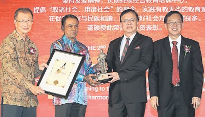 蒙福少年城荣获陈嘉庚精神奖， 由代表马克迪（左起） 及彼得艾萨克接领； 左三及四为张润安与陈友信。