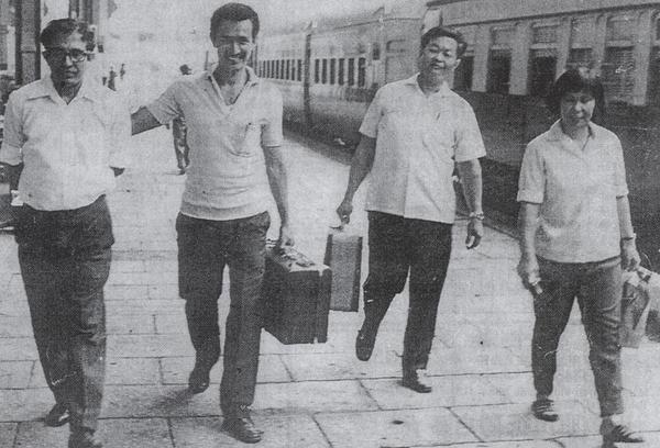 1973年的陈凯希（左二）被释放，步出首都火车站获得拉惹古玛医生（左）及胡汉光与陈秀英的迎接。