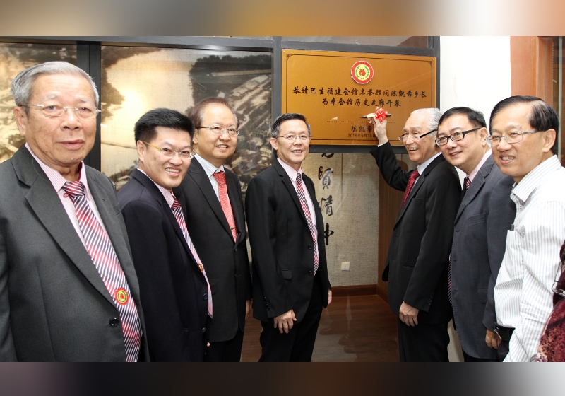 陈凯希（右三）携同其他嘉宾为巴生福建会馆历史走廊开幕。左起为黄仕美丶陈祈福丶吕清才和郑今智；右一起为陈友信和苏学民。
