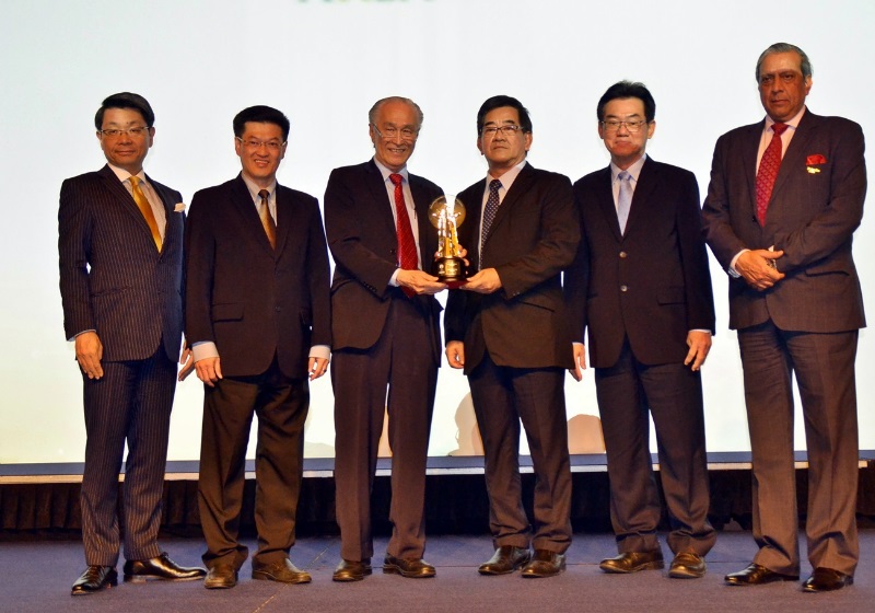 黄泽荣（右三）及陈凯希（左三）一同上台接领2016年亚洲企业社会责任奖。陈祈福（左二）和张赐兴（右二）陪同上台。左一为2016年亚洲企业社会责任奖评委安达直树；右一为亚洲企业顾问苏欣沙玛。