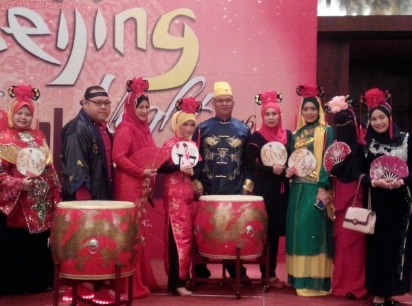 众人经过精心打扮，以具有中华民族特色的造型赴会。