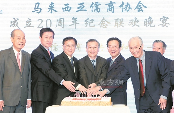 邱维斌（左4起）、黄惠康与陈凯希率领眾贵宾高唱生日歌后切蛋糕，恭祝马来西亚儒商协会20岁生日快乐，左起为陈春德、姚迪刚与何国忠。