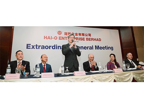 谢国威（左起）、周仰杰、陈景岗、陈凯希、苏妮塔和邱观庆，出席特别股东大会。