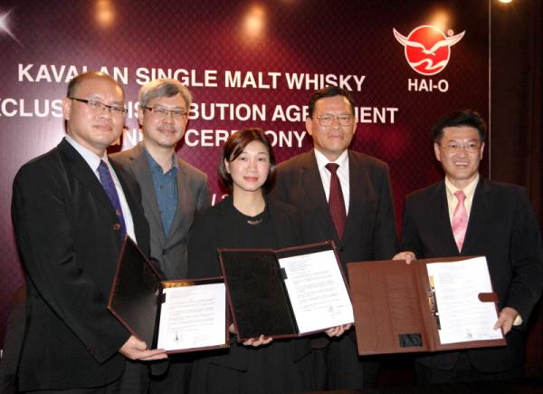 (from left) Grand Brands manager George Fong, Hai-O Group managing director Tan Keng Kang, King Car Food Industrial global marketing deputy director Yvonne Chou, Taipei Economic and Cultural office in Malaysia representative James Chi-ping and Hai-O Enterprise Berhad general manager Tan Kee Hock at the signing ceremony.