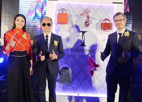 陈景岗（右起）、大马鞋王拿督周仰杰与“Infinence”品牌大使法祖拉对新产品充满信心。