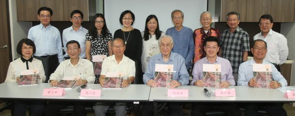 出席第三届方修文学奖新闻发布会的有谢爱萍（前排左起）、邹文学、陈川波、陈凯希、陈祈福与蔡世居。