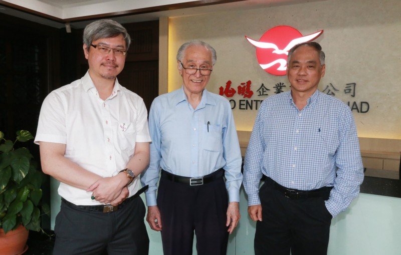 海鸥企业集团执行主席陈凯希（中）带领下，由董事经理陈景岗（左）及执行董事丘观庆汇报新财政年的新成长领域。