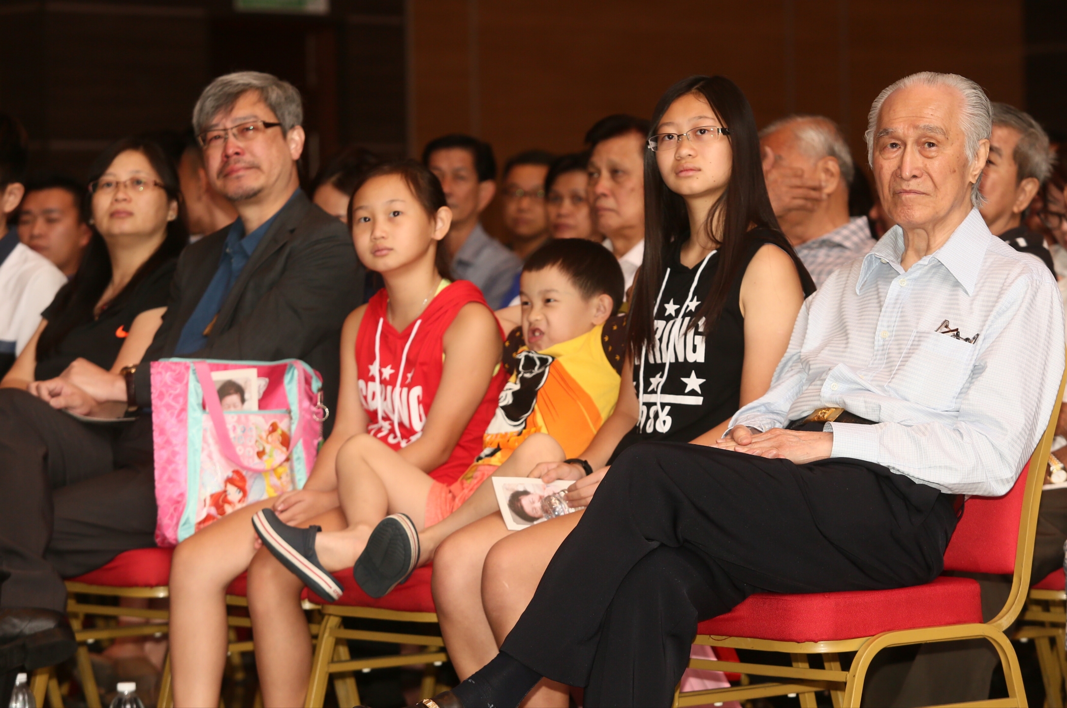 陈凯希（右一）和家人出席“陈秀英追思会”，感触良多。左起为陈景岗夫妇和3名子女。