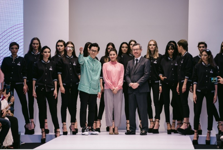 海鸥直销中心旗下的Infinence品牌首次与2018吉隆坡时尚周合作，成为活动支持伙伴，并在会上展示了其品牌即将推出最新的3个流行系列（Ready-to-Wear）。前排右为海鸥集团董事经理陈景岗、左是吉隆坡时尚周创办人陈德春及中为品牌大使法祖拉。