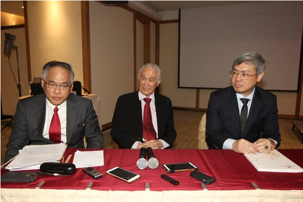 丘观庆（左起）、陈凯希和陈景岗，向媒体分享公司来年展望。