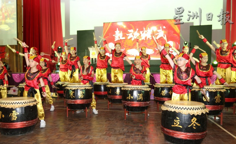 八打灵再也精武华小学生呈献精彩的廿四节令鼓表演，为“爱华教”义演掀开序幕。