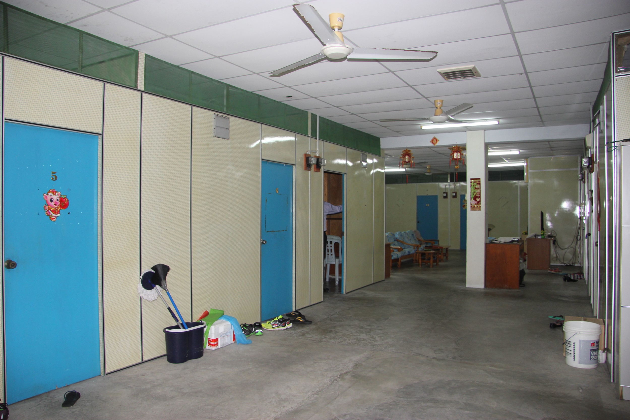 华联华小教师宿舍已超过20年的历史，设备相当简陋，有待改善。