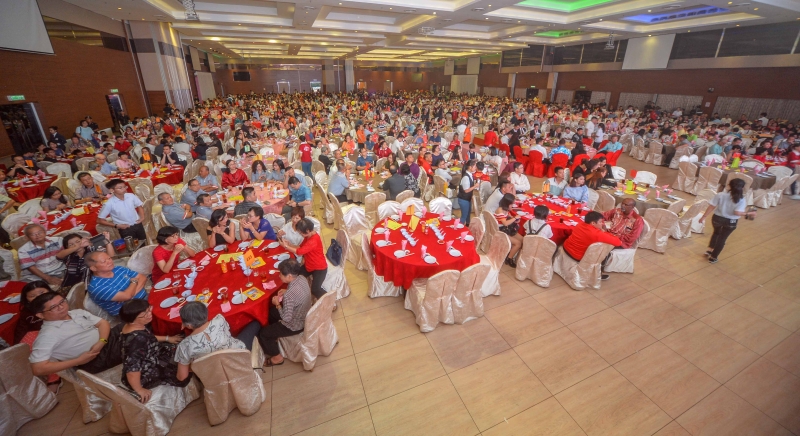 2019年“爱华教”义演慈善晚宴筵开191席，出席者边尝佳肴边观赏精湛的演出。
