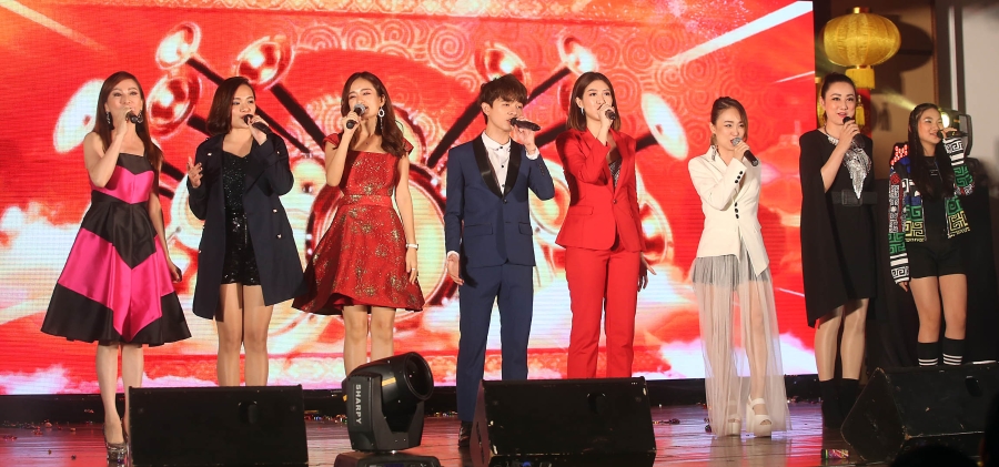 众歌手为现场观众呈献《中国范》。