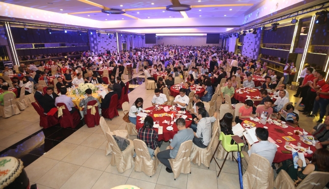星洲日报与海鸥基金联办，昔华国民型中学举办的2019爱华教演出晚宴吸引逾千人出席，场面热闹。