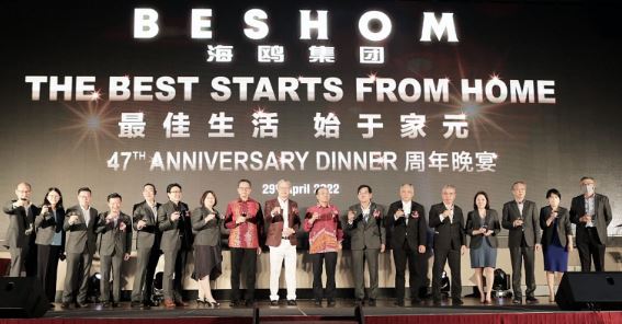 (From eighth left) Selangor executive councillor Datuk Teng Chang Khim, Tan, China’s ambassador to Malaysia Ouyang Yujing and Beshom key management making a toast at the 47th anniversary dinner.