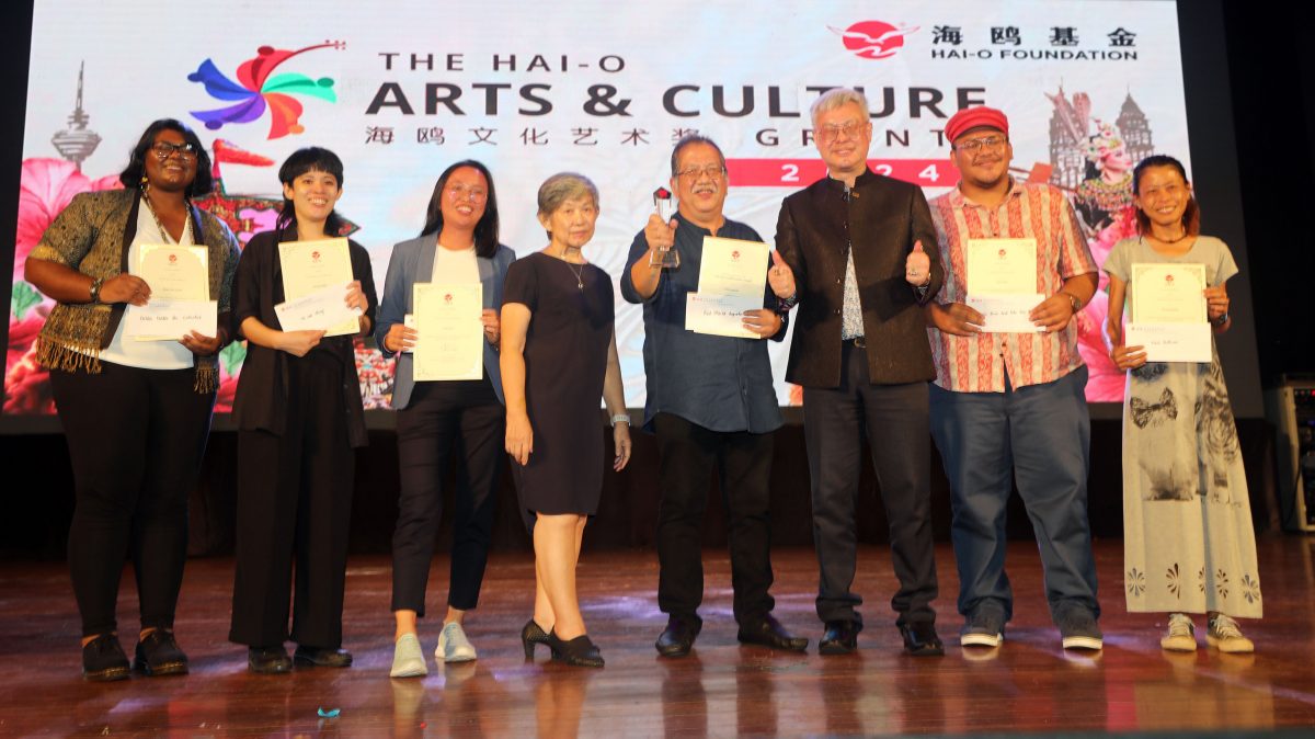 陈景岗（左陈）颁发第四届海鸥文化艺术奖给得奖者。左四起为谢爱萍和保罗。