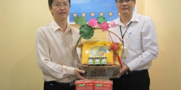 海鸥中心有限公司赞助绿保养生白咖啡和保健礼篮；左起：陈陆贵及星洲日报巴生滨海区经理郭富广。