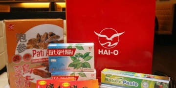 海鸥企业有限公司在慰劳宴赠送每人一份海鸥健康保健礼品。