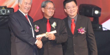 陈凯希（左）与赵汝祥（右）颁发奖状，表扬加入海鸥直销公司19年的皇冠钻石业务促进理事会成员之一陈忠顺。